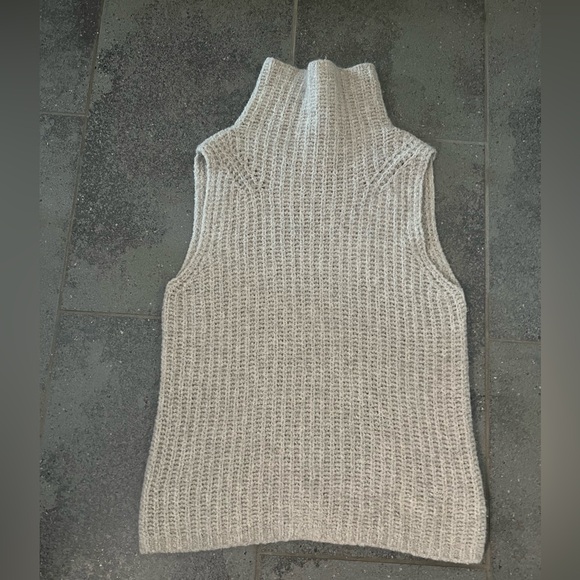 VINCE Cashmere Mock-neck Sleeveless
Sweater in Oatmeal Tan. Size XS. EUC - Picture 4 of 14